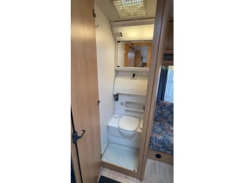 Hobby De Luxe 400 SB dinette fixed bed toilet photo: 3