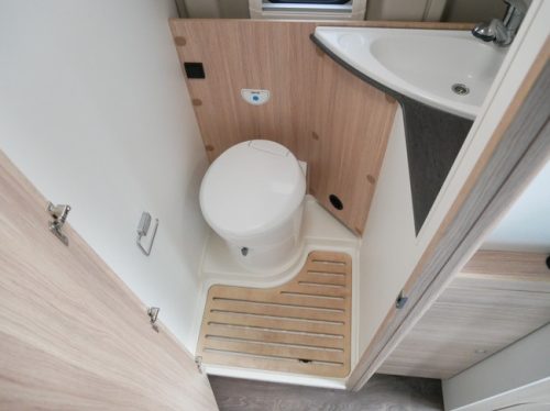 Sunlight Cliff 600 XV, Camper van de 6 Meter, Cama transversal foto: 15
