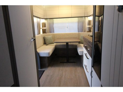 Hobby Excellent Edition 540 UFF Queensbed & Rundsitzgruppe! Foto: 12