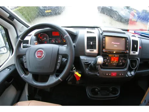B&uuml;rstner Travel Van T 620 G Single beds, Automatic  photo: 22