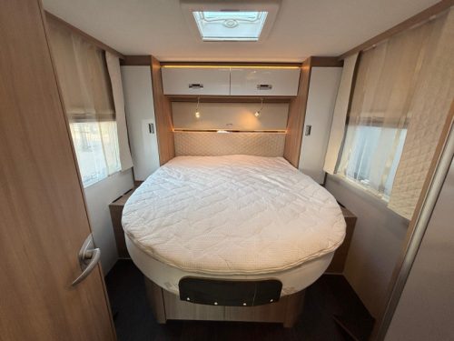 Laika Kosmo 212 leveling system queen bed 7m photo: 18