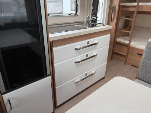 Hobby De Luxe 490 KMF Mover/Awning  photo: 5