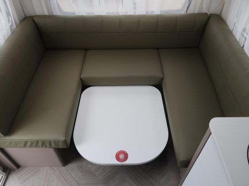 Dethleffs C'go Active 495 FR GER&Auml;UMIGE AUFTEILUNG UND HOHER K&Uuml;HLSCHRANK Foto: 11