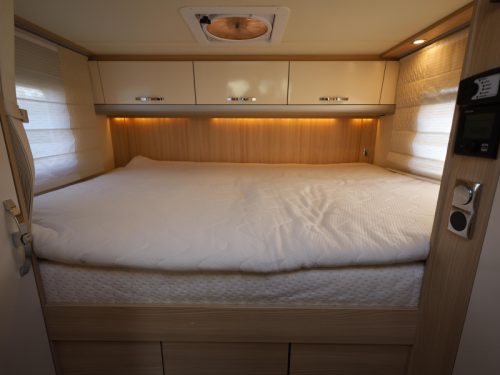 B&uuml;rstner Ixeo IT 710 G transverse bed + pop-top roof photo: 8