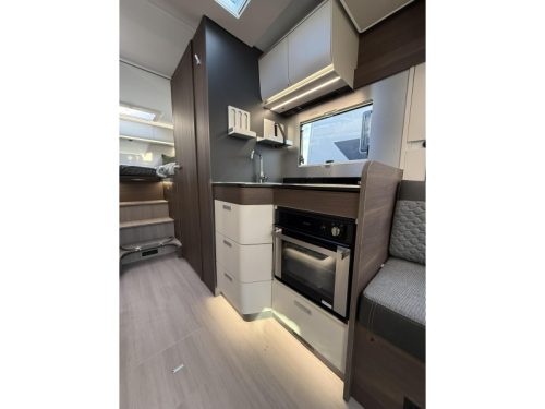 Adria Matrix Supreme 670 DL Automaat - 180PK - 44H Foto: 17