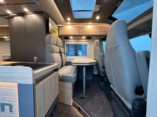 Malibu Van Diversity 640 LE K Charming GT Skyview photo: 3
