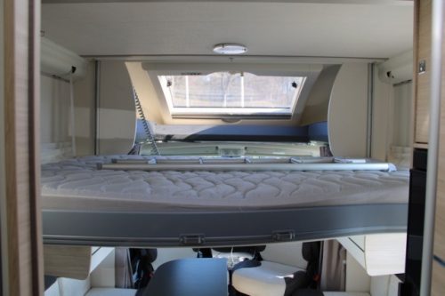 Challenger Graphite Vip Edition T 328 igual Chausson 788 AUTOM&Aacute;TICO Fiat 140 cv equipado con cama Queen y cama abatible 4 pers. (76 foto: 50