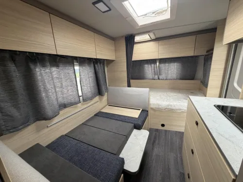 Weinsberg CaraLife 500 QDK Etagenbett / Querbett  Foto: 14