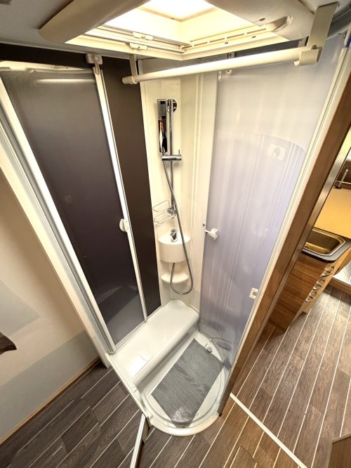 Adria Coral Platinum S 690 SC CAMA QUEEN SUSPENSI&Oacute;N NEUM&Aacute;TICA ALKO foto: 9