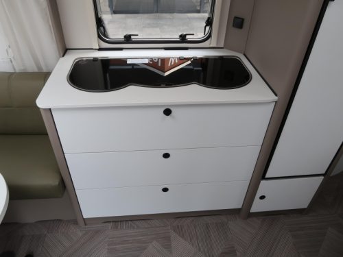 Dethleffs C'go Active 495 FR GER&Auml;UMIGE AUFTEILUNG UND HOHER K&Uuml;HLSCHRANK Foto: 16