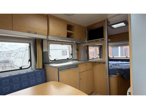 Knaus Sudwind 450 FU French bed dinette toilet photo: 3