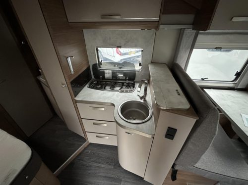Knaus L!ve Wave 650 MF 180HP-AUTOMATIC-694CM photo: 8