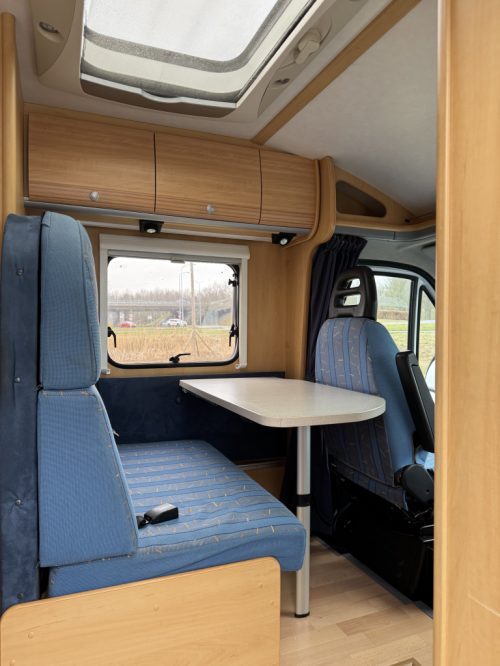 Dethleffs Globebus 1 110 HP, Transverse bed, half-dinette, swivel seats, Engine air conditioning, neat camper, length 6.00 Year 2006 Camper centrum on the road Marum photo: 7