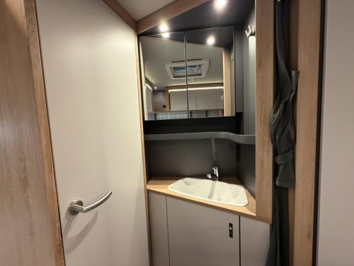 Knaus Sport 450 FU dinette / french bed  photo: 16