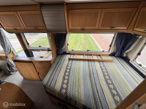 Hymer B574 &ndash; Spacious A-class Motorhome with fixed bed AND generous pop-top bed photo: 10