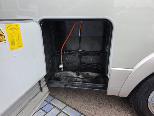 Hymer T 698 CL Queensbed, Omvormer etc.  foto: 17