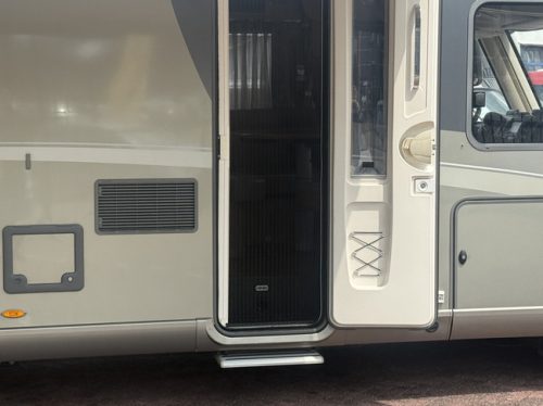 Hymer B 594 automatic 150 hp very compact camper full options dwarbed+hefbed EP levelsysteem luifel webasto standkachel dakairco 2x zonnepaneel elktr schotel tv grote garage photo: 4