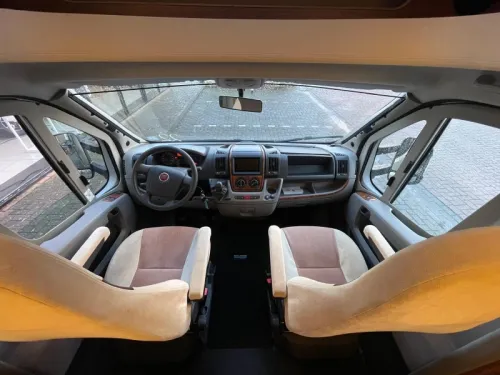 B&uuml;rstner Ixeo Plus 726 IT Queen bed Pop-top roof Air conditioning photo: 8