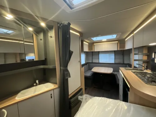 Knaus Sport Platinum 450 FU AKTION MODELL-FRANZ&Ouml;SISCHES BETT Foto: 7