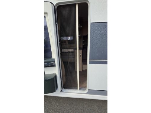 Hobby De Luxe Edition 650 KMFE awning photo: 12