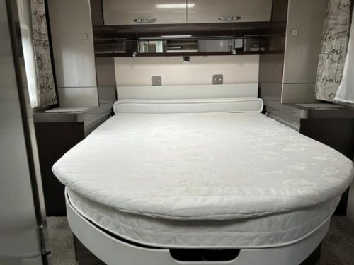 Hobby Optima Premium 65 GQ Queen bed & pull-down bed photo: 5
