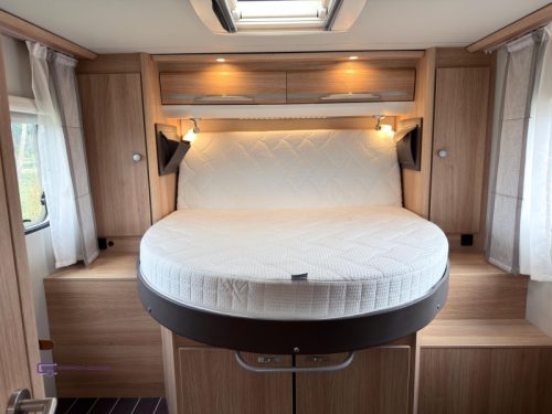 Knaus Sky TI 700 MX Queensbett Niveauregulierung Foto: 6