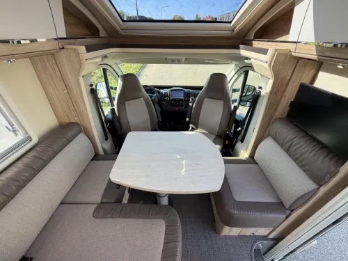 Eura Mobil Profila T 695 EB Wintervast, Lengtebedden  foto: 5