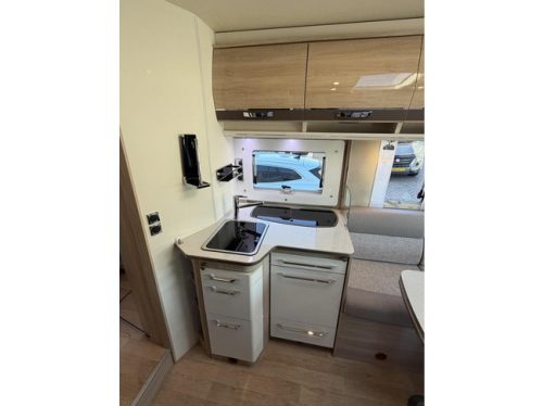 RAPIDO 686 F Euro6 Queen bed 2X Air conditioning Solar panel Awning Bicycle rack photo: 14