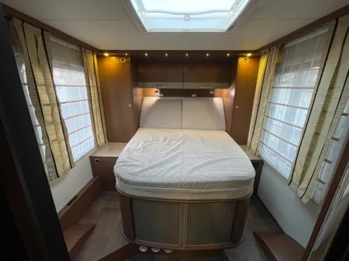 B&uuml;rstner Ixeo Plus 726 IT Queen bed Pop-top roof Air conditioning photo: 12