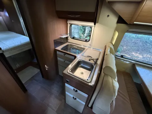B&uuml;rstner Ixeo Plus 726 IT Queen bed Pop-top roof Air conditioning photo: 11
