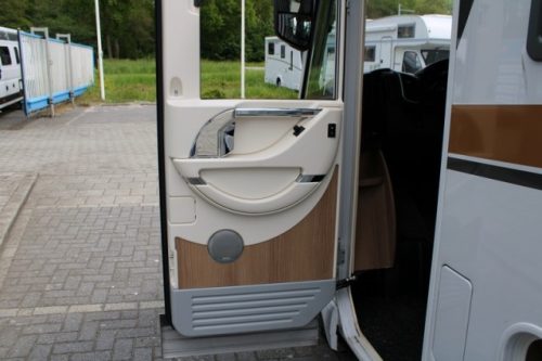 Robust AUTOMATIC 180 hp Malibu I 490 LE by Carthago lift and single length beds (124 photo: 24
