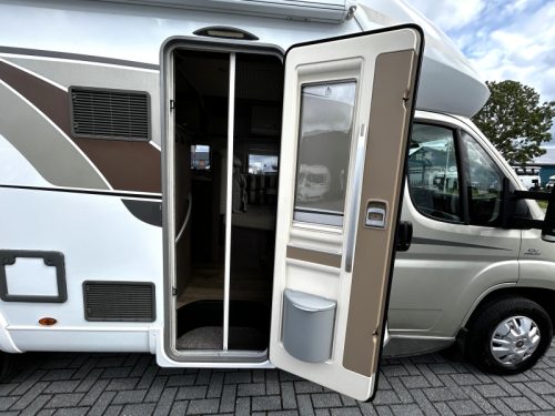 B&uuml;rstner Ixeo IT 700 Queenbed/pop-top roof/39,000km photo: 5