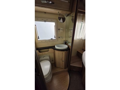 McLouis MC4 74G Queensbed pop-top roof photo: 6