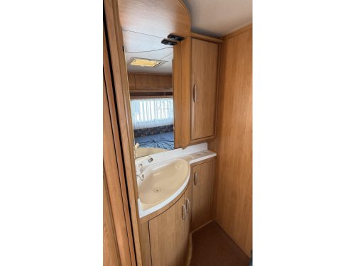 Hobby Excellent 495 UFE franz&ouml;sisches Bett Rundsitzgruppe Toilette Foto: 4
