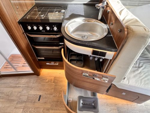 Hymer B-MC T 680 single beds pop-top roof  photo: 19