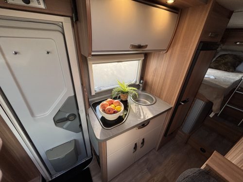 Weinsberg Pepper 600 MEG SINGLE BEDS 6.75M EURO6 ROOF AIRCO photo: 5