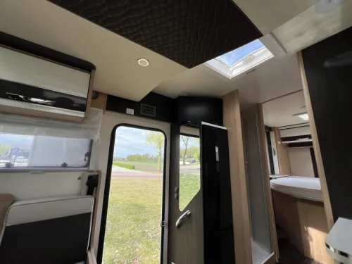 McLouis MC4 281 Queen-bed and drop-down bed photo: 17
