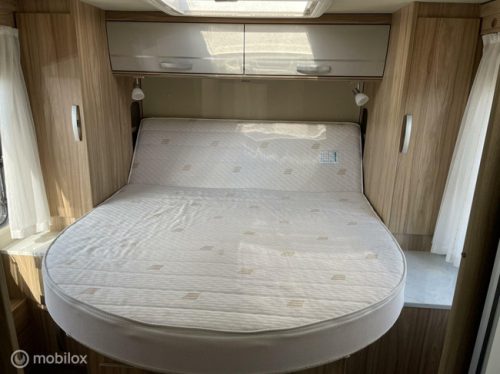 Hymer Tramp 698 Semi-integrated with Pop-top roof AND Queen bed 2X Airco, Solar very few km's! photo: 3