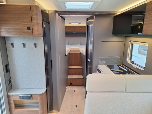 Hymer B-MC I 680 OVERHEAD CABINETS INSTEAD OF PULL-DOWN BED! photo: 6