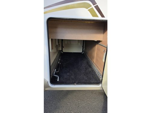 McLouis MC4 74G Queensbed pop-top roof photo: 4