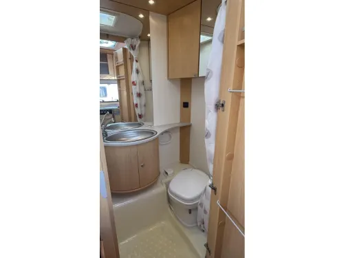 Dethleffs Camper 440 DB Querbett Sitztoilette Foto: 5