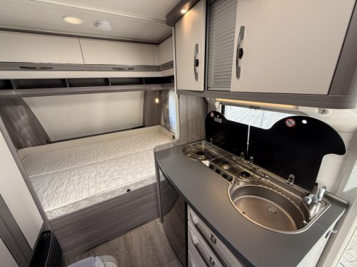 Hobby On Tour 390 SF Fixed bed MOVER Awning TOP photo: 14