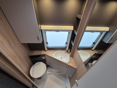 Knaus Sport Platinum 500 EU U-shaped dinette + single beds  photo: 13