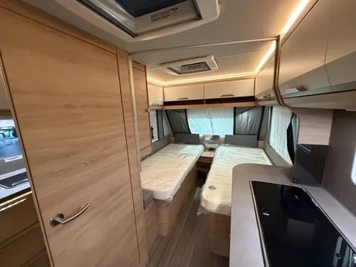 Knaus Sudwind Black Selection 500 EU Einzelbetten / Rundsitzgruppe Foto: 4