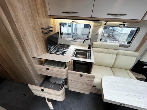 Eura Mobil Integra Line 720 EF Upper cabinets iplv drop-down bed photo: 11