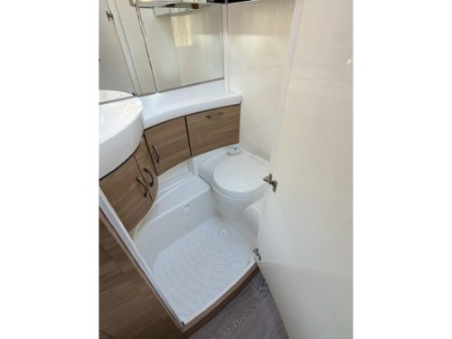 Hobby De Luxe 495 UL Inkl. Rangierhilfe und Markise Foto: 21