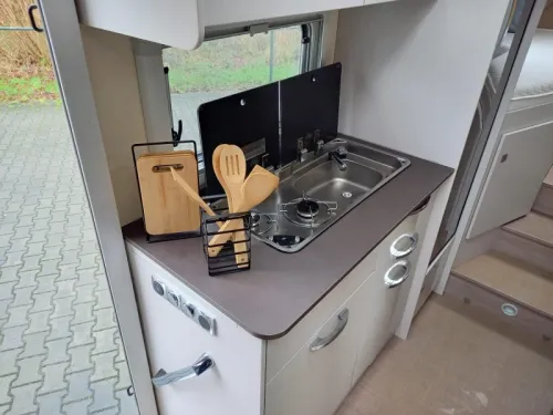 B&uuml;rstner Lineo 690 G - 155hp - Narrow camper photo: 12