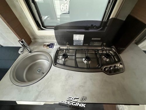 Knaus Sport 450 FU FRANZ&Ouml;SISCHES BETT Fu&szlig;bodenheizung Foto: 5