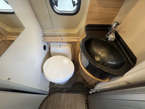 Dethleffs Globetrail Advantage 600 DR transverse bed pop-top roof upper bed photo: 7