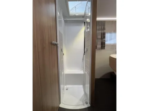 Adria Matrix 670 DC QUEENSBED + HEFBED + AIRC  foto: 8